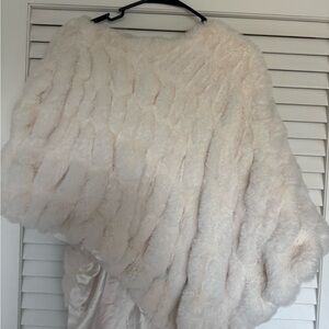 La Fiorentina Elegant Cream Faux Fur Cape